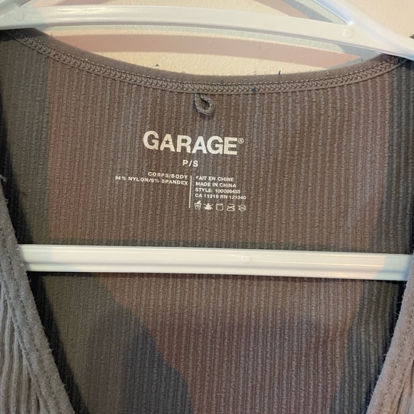 Garage Stacie Seamless V-Neck Tee - Picture 3 of 3